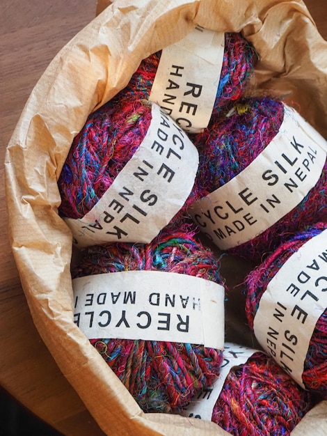 výber štítkov s výšivkami